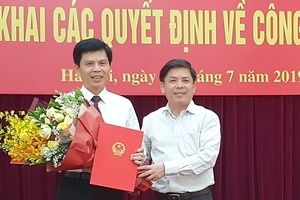 Bộ trưởng Bộ Giao thông vận tải Nguyễn Văn Thể trao quyết định và chúc mừng tân Thứ trưởng Lê Anh Tuấn.