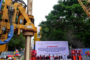 Động thổ từ 10 năm trước nhưng đến nay dự án bãi xe ngầm ở Công viên Lê Văn Tám vẫn án binh bất động. Ảnh: Kiên Cường.