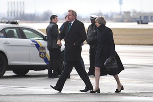 Đại sứ Anh tại Mỹ Kim Darroch và Thủ tướng Anh Theresa May (phải) trên đường tới cuộc gặp với Tổng thống Trump tại Philadelphia, Mỹ năm 2017. Ảnh: Metro.