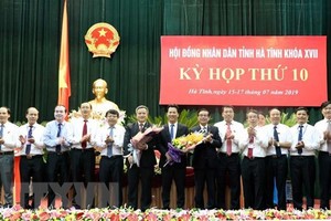 Các đại biểu tham dự kỳ họp chúc mừng ông Trần Tiến Hưng được làm bầu giữ chức Chủ tịch Ủy ban Nhân dân tỉnh Hà Tĩnh. (Ảnh: Công Tường/TTXVN).