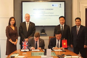 Ông Trần Văn Dũng, Chủ tịch Ủy ban Chứng khoán Nhà nước ký thỏa thuận hợp tác với Chủ tịch ICAEW tại London.