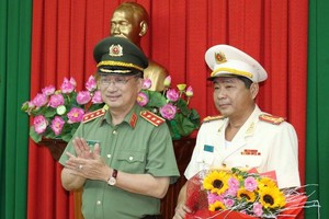 Thượng tướng Nguyễn Văn Thành - Thứ trưởng Bộ Công an (trái) tặng hoa chúc mừng Đại tá Nguyễn Văn Hiểu giữ chức vụ Giám đốc Công an tỉnh Đồng Tháp.