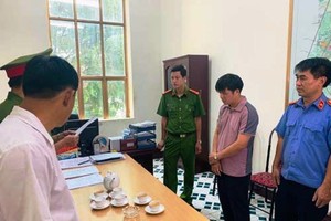 Ông Tống Quang Thái bị cơ quan chức năng đọc lệnh bắt tạm giam tại phòng làm việc.