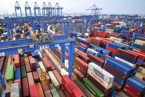 IMF đã hạ dự báo tăng trưởng kinh tế Trung Quốc xuống còn 6,2% trong năm nay. (Ảnh: AP).