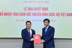 Đồng chí Nguyễn Hạnh Phúc trao quyết định và chúc mừng đồng chí Vũ Minh Tuấn.