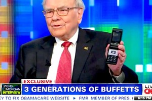 Warren Buffett và chiếc điện thoại cổ điển của mình trong buổi phỏng vấn với CNBC.