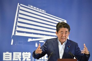 Thủ tướng Nhật Bản Shinzo Abe phát biểu trong cuộc họp báo tại trụ sở đảng LDP tại Tokyo. (Ảnh: AFP/TTXVN).