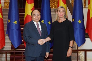 Thủ tướng Nguyễn Xuân Phúc và Phó Chủ tịch EC, Đại diện cấp cao của EU về Chính sách đối ngoại và an ninh Federica Mogherini - Ảnh: VGP/Quang Hiếu.