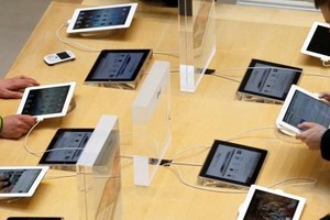 Bảng giá của một công ty dịch vụ nhận vận chuyển sản phẩm sang Singapore để bảo hành.