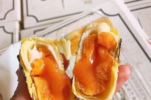 Bánh trung thu nhân chảy tràn từ Trung Quốc giá chỉ tầm 12.000 đồng/cái đang tung hoành chợ mạng. Ảnh: Facebook.