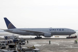 Hãng hàng không United Airlines vừa vướng sự cố phi công say xỉn
Reuters.