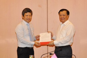 Bộ trưởng Đinh Tiến Dũng trao quyết định và chúc mừng đồng chí Phạm Văn Trường.