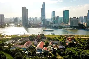 Quận 2 (bên này sông) có 3 phường bị giải tỏa trắng để xây Khu đô thị Thủ Thiêm. Ảnh: Như Quỳnh.