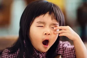 Dậy quá sớm khiến trẻ em có nguy cơ thiếu ngủ. Ảnh: Jooinn.