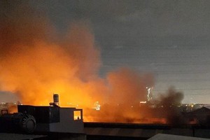 Ngọn lửa bao trùm công ty may mặc