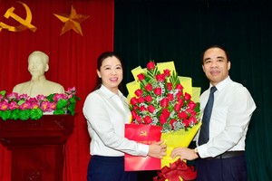 Bí thư Tỉnh ủy Tuyên Quang Chẩu Văn Lâm trao quyết định và chúc mừng đồng chí Lê Thị Kim Dung.