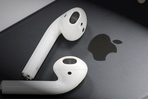 Tai nghe AirPods. (Nguồn: asia.nikkei.com).