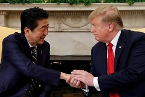 Thủ tướng Nhật Bản Shinzo Abe (trái) và Tổng thống Mỹ Donald Trump (phải) tại Nhà Trắng ngày 26/4. Ảnh: Reuters.