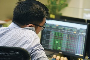 Chứng khoán đi ngang, không chỉ nhà đầu tư gặp khó.