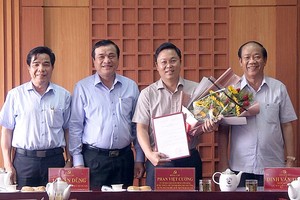 Lãnh đạo tỉnh Quảng Nam chúc mừng đồng chí Lê Trí Thanh.