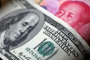 Đồng đôla của Mỹ và nhân dân tệ của Trung Quốc. Ảnh: Reuters.