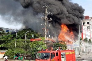 Siêu thị bốc cháy ngùn ngụt. Ảnh: Việt Hùng - TTXVN.