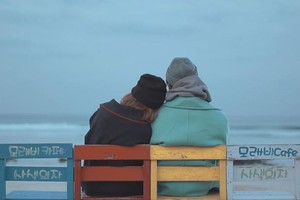 Hàng ghế gỗ nhiều màu sắc ở Woljeongri xuất hiện trong MV "Nơi này có anh" của Sơn Tùng MTP.