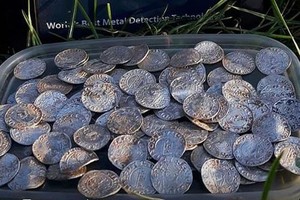 Kho báu là 2.571 đồng bạc từ thời vua Harold II của Anh.