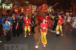 Rước đèn Trung Thu trên phố Hà Nội. (Ảnh: Thanh Tùng/TTXVN).