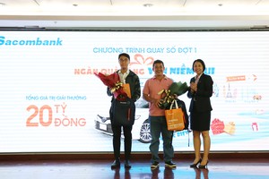 Bà Nguyễn Phương Huyền – Phó tổng giám đốc Khối Cá nhân kiêm Giám đốc P. Khách hàng cá nhân Sacombank (ngoài cùng bên phải) trao quà cho các khách hàng may mắn.