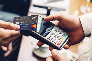 Từng đi sau khối ngoại, các ngân hàng Việt hiện có sản phẩm thẻ đa dạng, tính năng độc đáo như thẻ miễn lãi trọn đời, thẻ điện tử...