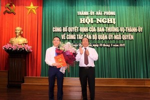 Bí thư Thành ủy Hải Phòng Lê Văn Thành trao quyết định bổ nhiệm Bí thư Quận ủy Ngô Quyền cho ông Đào Trọng Đức.