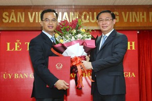 Phó Thủ tướng Vương Đình Huệ trao Quyết định cho ông Vũ Nhữ Thăng. Ảnh VGP/Thành Chung.