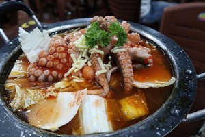 Nghỉ lễ 2/9, cùng hội bạn thân thưởng thức bạch tuộc khổng lồ