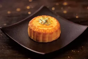 Bánh Trung thu vị trứng sữa dát vàng Kee Wah, HongKong.