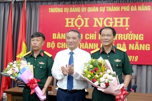 Bí thư Thành ủy Đà Nẵng Trương Quang Nghĩa chúc mừng Đại tá Nguyễn Quốc Hương và Đại tá Trương Chi Lăng.