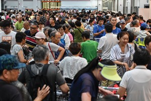 Khách hàng chen chúc trong trung tâm mua sắm Costco Wholesale Corp tại Trung Quốc.