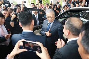 Thủ tướng Malaysia trực tiếp cầm lái chiếc xe do Vinfast sản xuất và khen ngợi: “Xe khoẻ, thiết kế rất đẹp”.