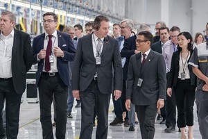 Tiến sĩ Võ Quang Huệ (thứ ba từ phải sang) quyết định đầu quân cho Vingroup để hiện thực hóa giấc mơ xe hơi "made in Vietnam".