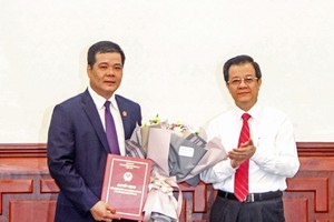 Phó Chánh án Tòa án nhân dân tối cao Lê Hồng Quang trao quyết định và chúc mừng đồng chí Thân Quốc Hùng.