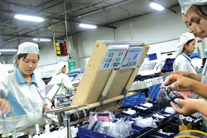 Liên quan đến phương án xây dựng quy định pháp lý hướng dẫn cho doanh nghiệp FDI chuyển đổi lên niêm yết trên TTCK Việt Nam, đại diện Ủy ban Chứng khoán Nhà nước (UBCK) cho biết, cơ quan này đang trong quá trình tổng hợp ý kiến bộ, ngành, để trên cơ sở đó hoàn tất cơ chế hướng dẫn doanh nghiệp FDI lên sàn, sau đó sẽ được trình Bộ Tài chính xem xét trước khi trình Chính phủ quyết định.