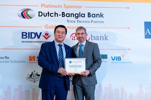 Ông Trần Hoài Nam, Phó tổng giám đốc, đại diện HDBank nhận giải “Green Deal Award” tại Singapore.