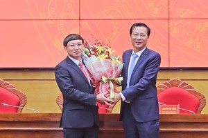 Đồng chí Nguyễn Văn Đọc chúc mừng đồng chí Nguyễn Xuân Ký được bầu làm Bí thư Tỉnh ủy Quảng Ninh.