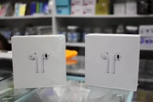 Airpods "nhái" được nhiều người chọn mua vì giá rẻ chỉ bằng 1/10 sản phẩm thật. Ảnh: Bảo Lâm.