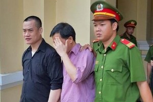 Hai bị cáo sau phiên tòa hôm nay.