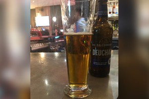 Cốc bia "đắt đỏ nhất lịch sử" là Peter Lalor mua tại khách sạn ở thành phố Manchester. Ảnh: Twitter.