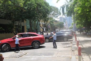 Thu phí ô tô đỗ dưới lòng đường tại TPHCM đang gặp nhiều khó khăn, thu không đủ bù chi. Trong ảnh: thu phí đỗ ô tô trên đường Lê Lai (quận 1).