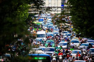 Lối ra vào sân bay Tân Sơn Nhất luôn trong tình trạng xe cộ đông nghẹt. Ảnh: Quỳnh Danh.