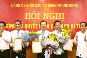 Lãnh đạo Ban Tổ chức Trung ương, Đảng ủy Khối cơ quan Trung ương trao quyết định và chúc mừng 3 đồng chí.