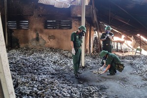 Cán bộ Viện Hóa học Môi trường quân sự lấy mẫu tại hiện trường vụ cháy.